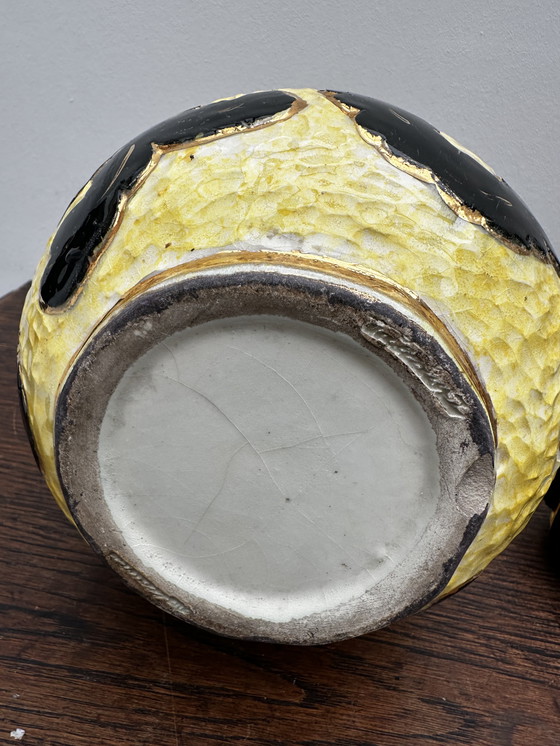 Image 1 of Vase boule jaune et noir rehaussé or attribué Vallauris h 20 cm