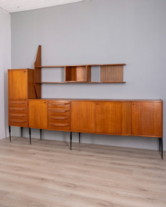 Image 1 of Vintage teakhouten dressoir uit de jaren 60 met wandmontagesysteem, Italiaans design.