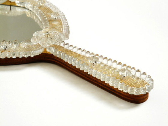 Image 1 of Magnifique miroir à main ou mural vénitien Mid Century Modern avec rosaces en verre de Murano. Fabriqué en Italie.