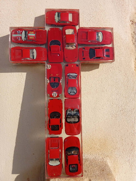Image 1 of Croix religieuse artisanale – Inclusion de 13 Ferrari