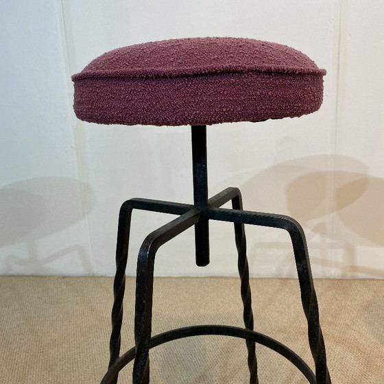 Image 1 of Paire de tabourets de bar pivotants en fer bouclé bordeaux, style vintage italien des années 1950