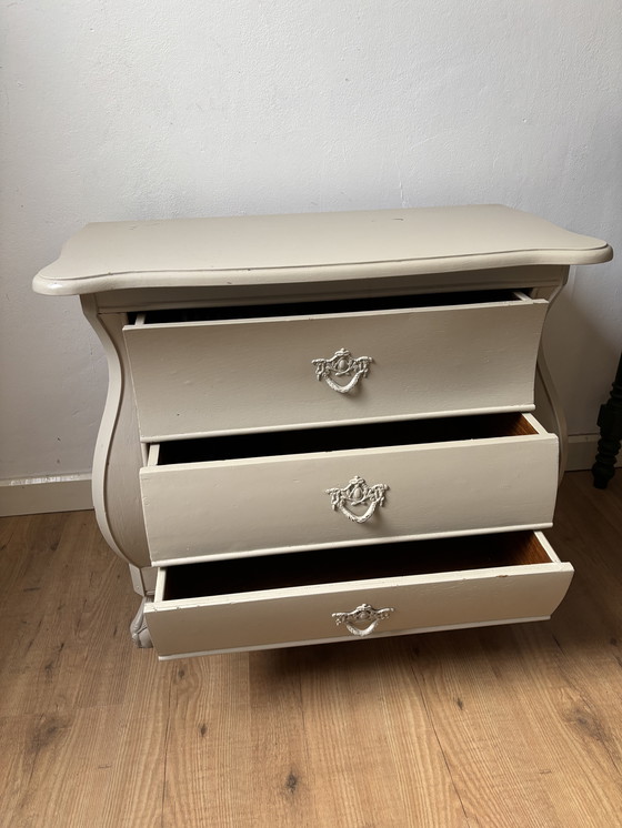 Image 1 of Klassische Kommode in Taupe mit verschnörkelten Formen