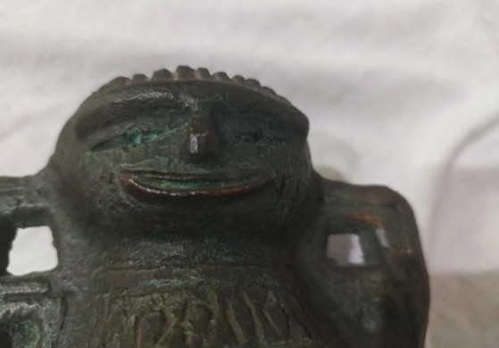 Image 1 of Vase en bronze représentant une figure expressionniste
