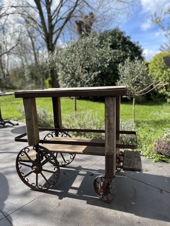 Image 1 of Carrello da giardino rustico antico – Carrello di servizio in legno e ferro battuto con ruote a voluta (circa 1920-40)
