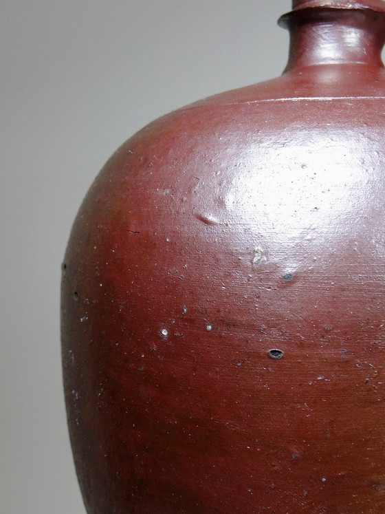 Image 1 of Jarra grande antigua de gres normando con un esmalte burdeos brillante, que data de los años 20-30.