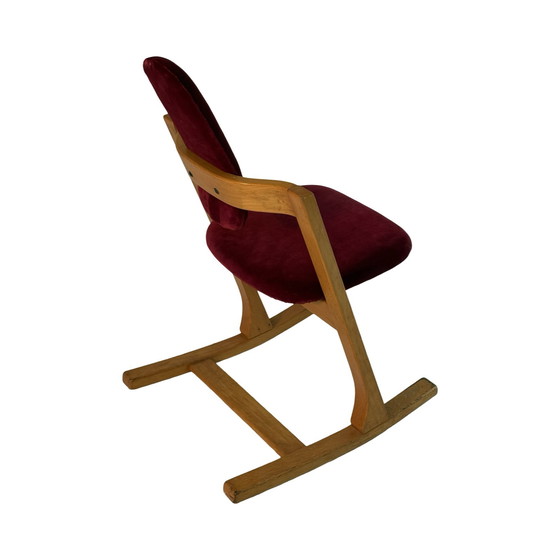 Image 1 of Peter Opsvik – Stokke – Pendel – Ergonomisch geformter Schaukelstuhl – Bezug aus rotem Samt und Holzgestell