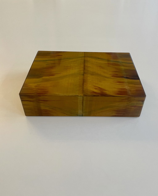 Schatulle aus Tigerauge mit Roten und grünen Einschmelzungen 