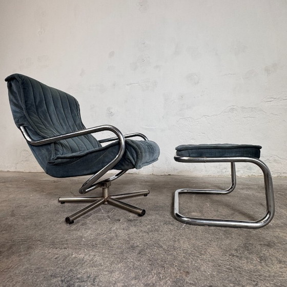 Image 1 of Sillón de acero tubular azul/gris con reposapiés, década de 1960 – Estado original