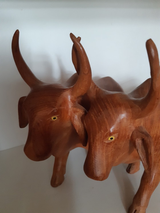 Image 1 of Koppel vintage houten stierenbeelden