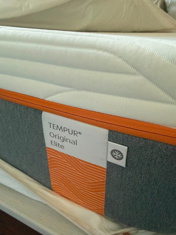 Image 1 of Cama Dunke Design Distrikt en roble descolorido: cama de diseño de roble macizo.