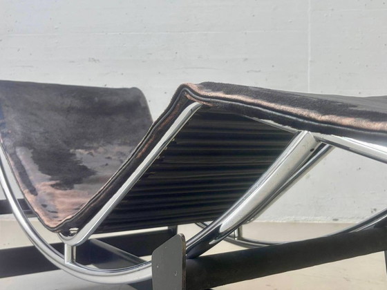 Cassina LC4 Chaises longues en Peau de Poney – Le Corbusier, Pierre Jeanneret & Charlotte Perriand – Metal (photo 25 of 26)