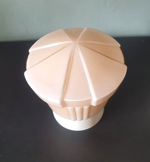Plafonnier Art Déco Thabur de couleur crème tirant presque sur le rose.