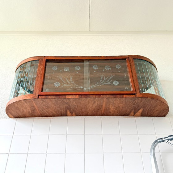 Image 1 of Art-deco stijl hangvitrine met bloemgravure