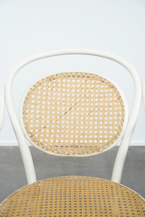 Image 1 of Sedia da bistrot bianca vintage con braccioli in stile Thonet