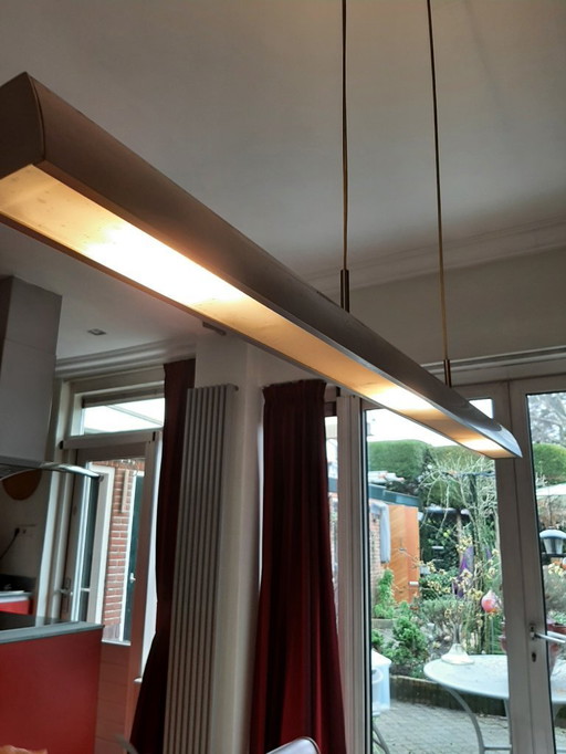 Lámpara colgante minimalista de diseño en acero inoxidable.