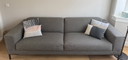 Divano Aikon a 4 posti, grigio, con pouf, disponibile a magazzino.