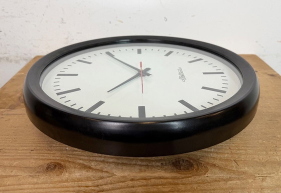 Image 1 of Orologio da parete industriale in bachelite di Elektročas, anni '90.