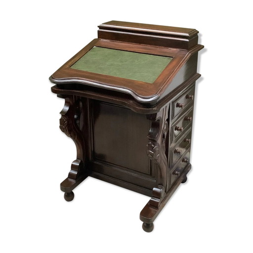 El secretario victoriano Davenport. – bureau