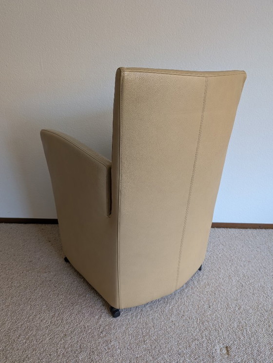 Image 1 of Deux fauteuils en cuir à roulettes, couleur crème, Longlife Valdalpone