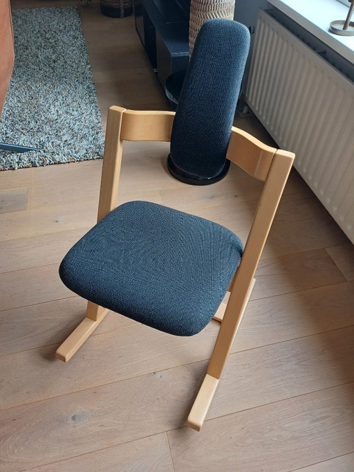 6 chaises de salle à manger ergonomiques offrant un soutien parfait.