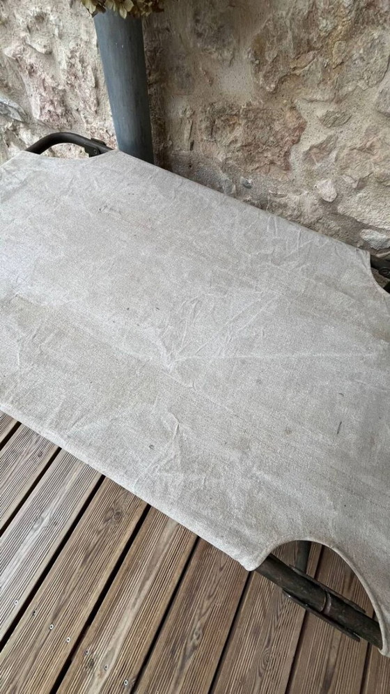 Image 1 of Vintage opklapbaar militair veldbed van kaki groen canvas en metaal.