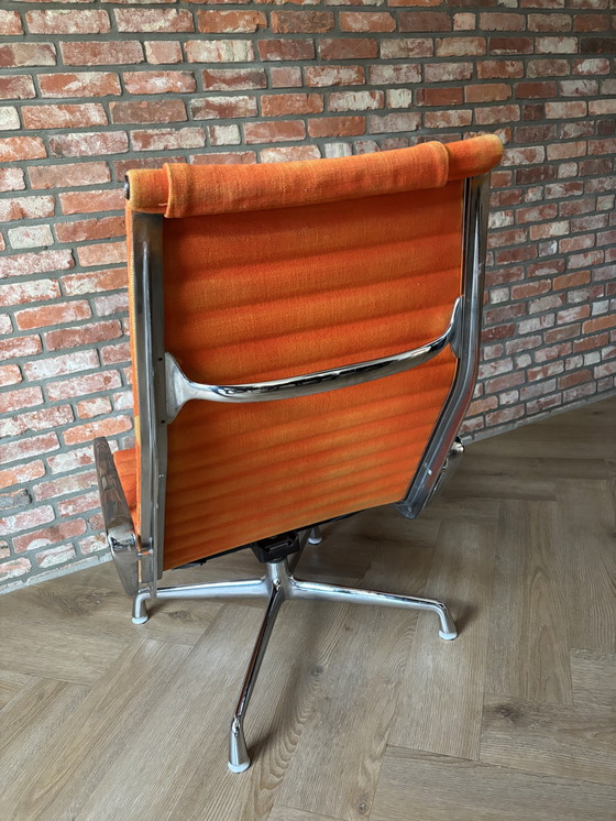 Image 1 of Herman Miller Eames EA 124 Lounge Chair - Arancione, Cromato
