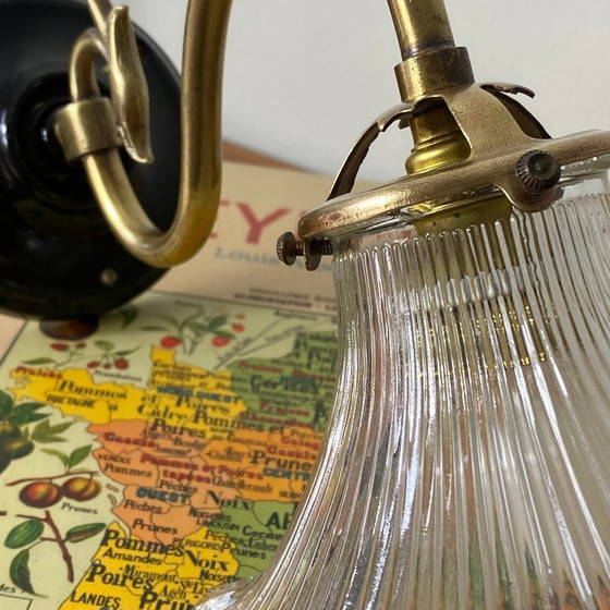 Image 1 of Lámpara de pared de cuello de cisne de latón con pantalla de tulipa de cristal acanalado transparente