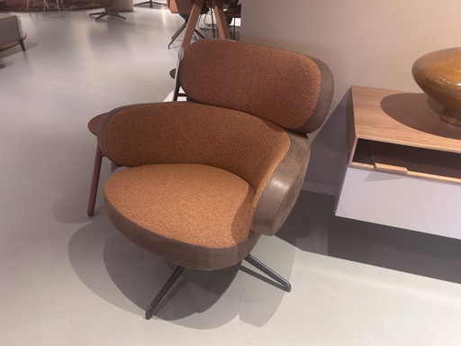 Bibo fauteuil van Pode – Textile, Lambskin
