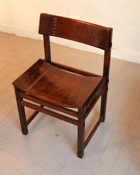 Image 1 of Zeldzame vroege Giuseppe Rivadossi massief eikenhouten eettafel met vier stoelen met diamantvormig snijwerk.