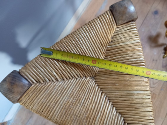 Image 1 of Dreibeiniger Hocker aus geschnitztem Massivholz, Sitzfläche aus Stroh, Neo-Baskischer Stil, Frankreich