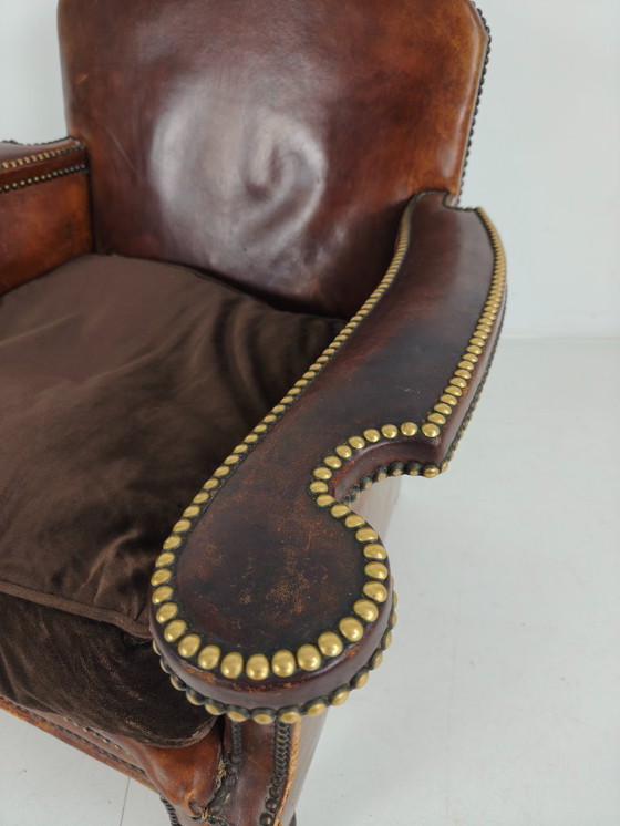 Image 1 of Poltrona club in pelle anticata - con dettagli classici con borchie