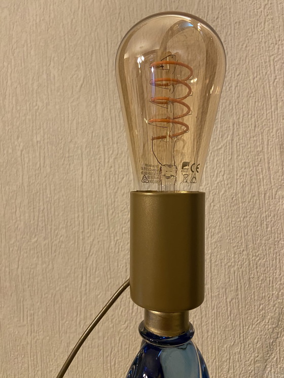 Image 1 of Val Saint Lambert gedraaide tafellamp van blauw/transparant kristal.