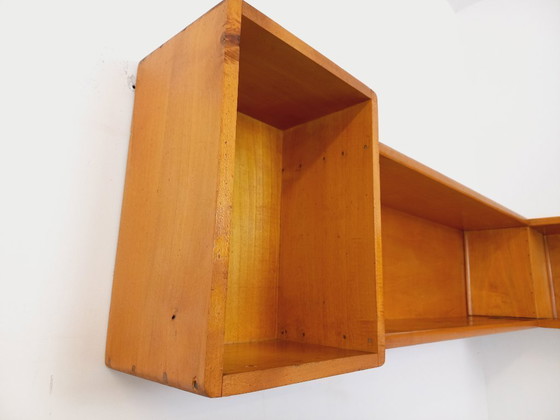 Image 1 of Vintage houten hoekwandplank uit de jaren 60/70