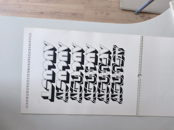 Image 1 of Eeuwigdurende kalender jaren 70, gelimiteerde oplage zeefdruk