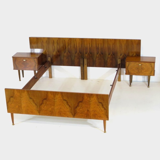 Image 1 of Lit double vintage design milieu du siècle avec tables de chevet en noyer, années 1960
