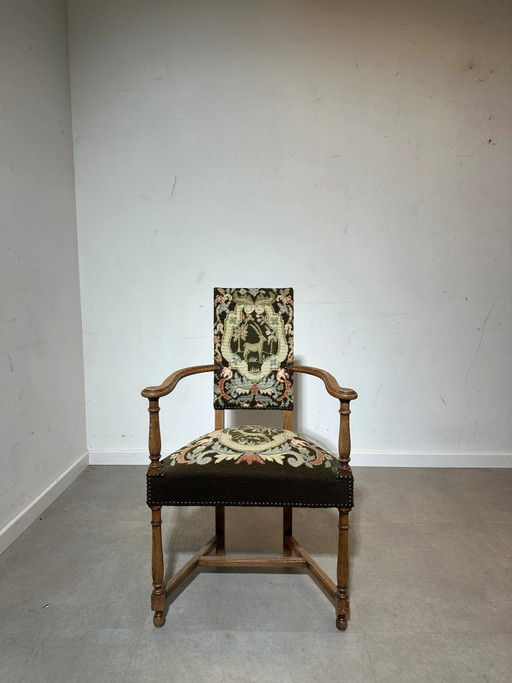 Sillón antiguo con tapicería de tapiz. – fauteuils