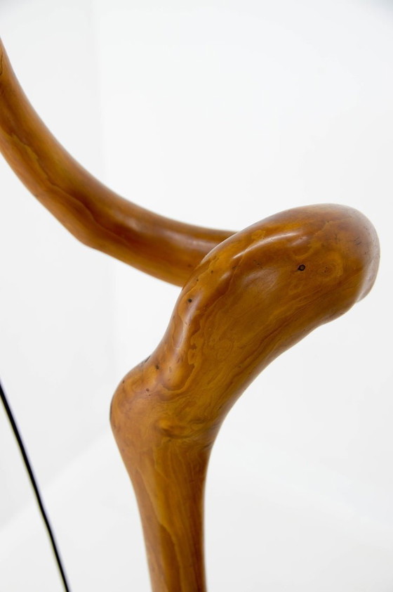 Image 1 of Skulpturale Stehlampe aus Holz und Furnier im Stil der Mid-Century-Moderne der 1960er Jahre.