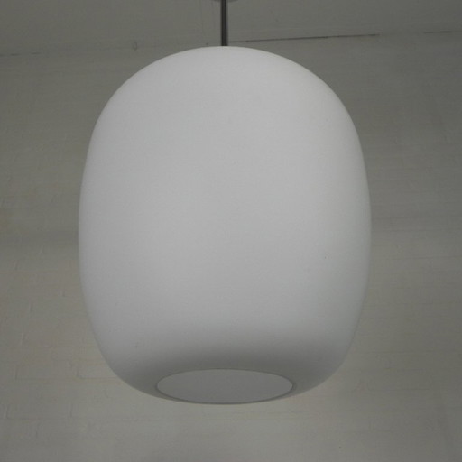 Vintage schoollamp met witte matglazen kap en verchroomd armatuur, jaren 50