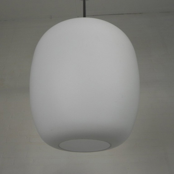 Image 1 of Vintage schoollamp met witte matglazen kap en verchroomd armatuur, jaren 50
