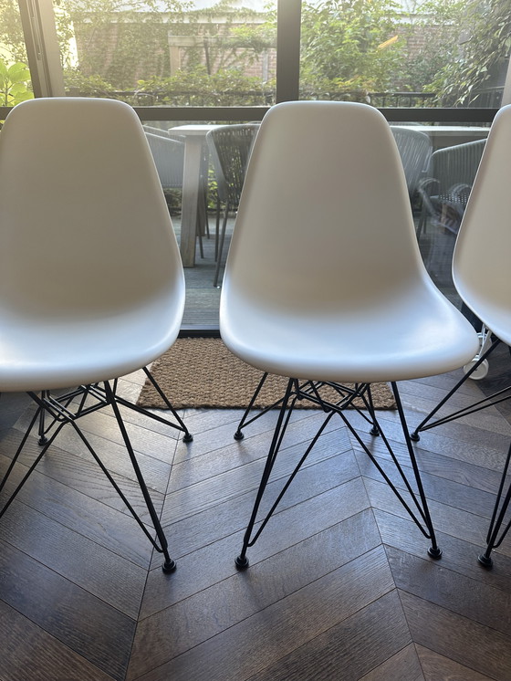 Image 1 of 3x Vitra Eames Stoel Wit Met Zwart Frame