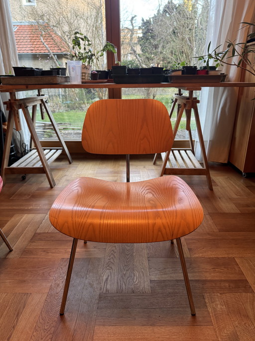 Vitra Eames DCM