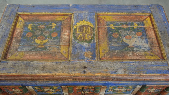 Image 1 of Le coffre de mariée/table basse antique peint à la main du 19e siècle