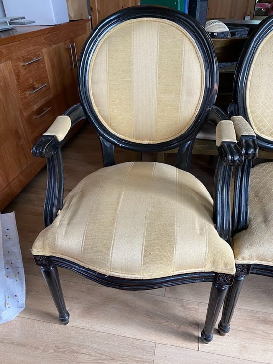 Image 1 of Ensemble de salle à manger classique en bois massif - 8 chaises à médaillon