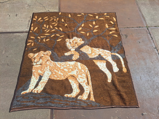 Image 1 of Vintage Deken Met Leeuwin en Welp – Safari Motief in Bruintinten
