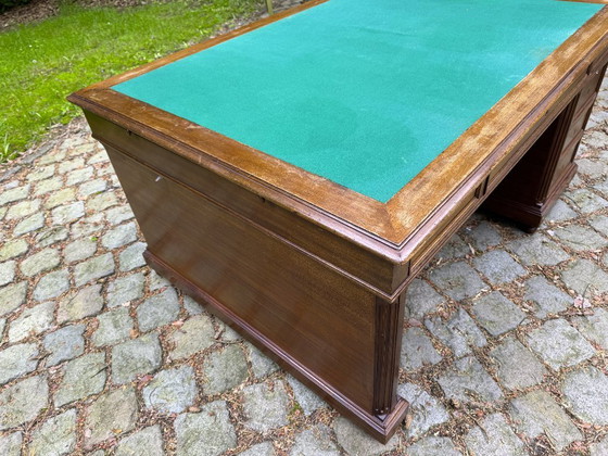 Image 1 of Scrivania da ministro/a per partner, 160x120 cm, mogano e rovere. 15 cassetti. Inglese.