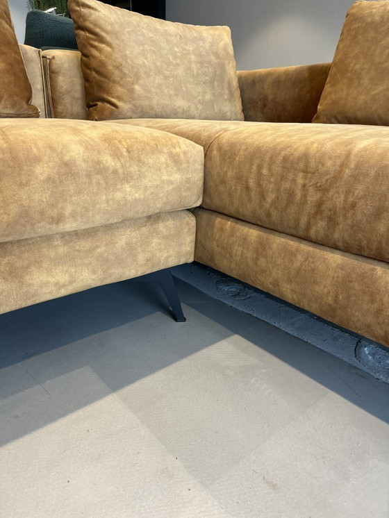 Image 1 of Corner sofa Hero by Dyyk - Velours gold