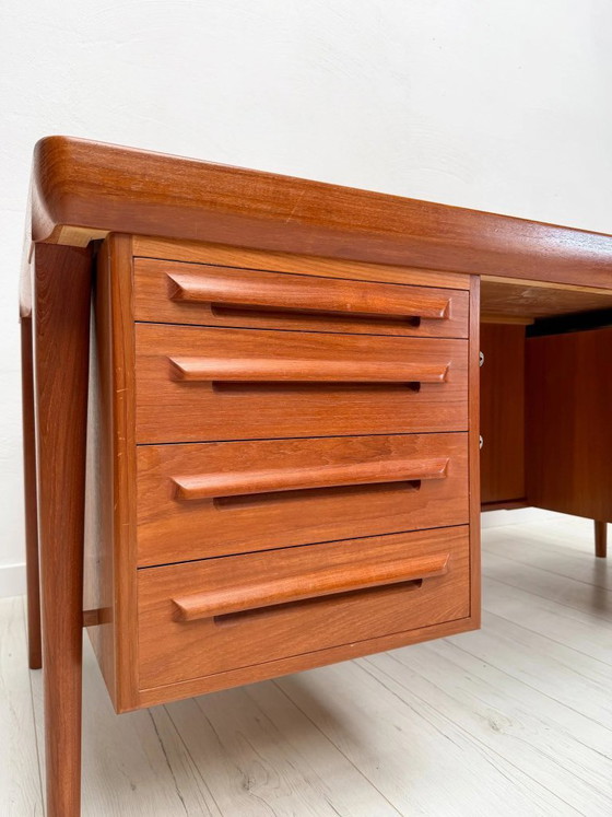 Image 1 of Vintage Deens design teakhouten directiebureau van Ib Kofod-Larsen, mid-century modern schrijfbureau, jaren 60