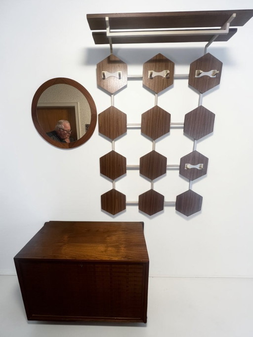 Danish Modern Garderoben-Kombination mit Cadovius Schuhschrank, geometrischer Wandgarderobe & massivem Teakspiegel