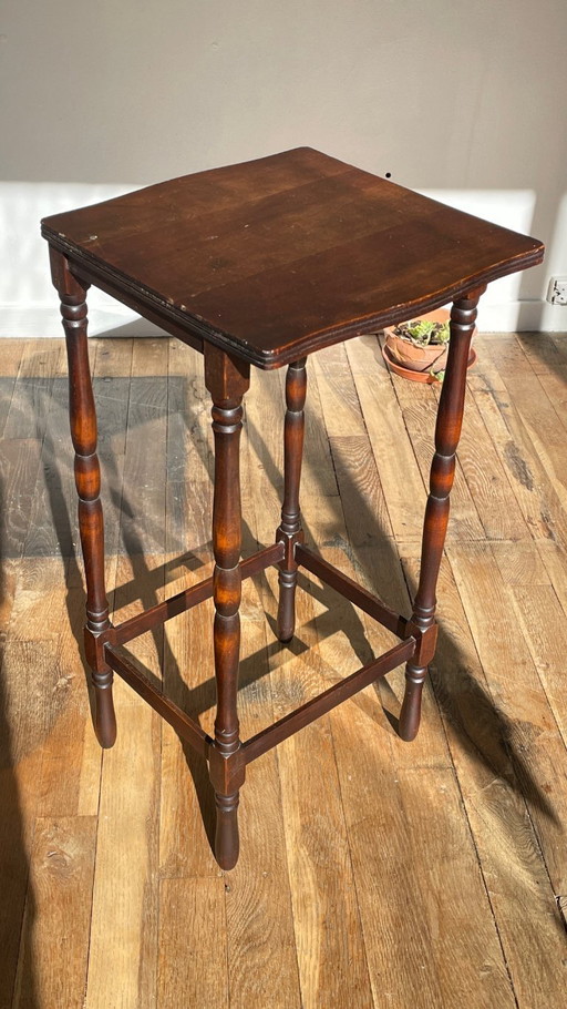 Comodino alto in stile legno tornito