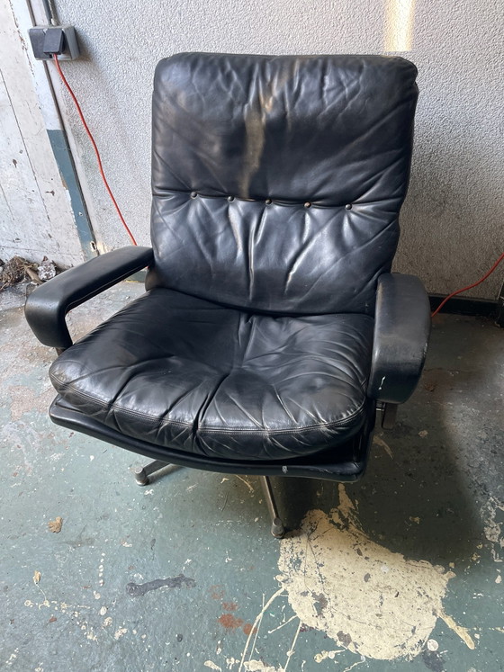 Fauteuil rétro avec accoudoirs en bois, Noir, Cuir, Métal (photo 6 sur 6)